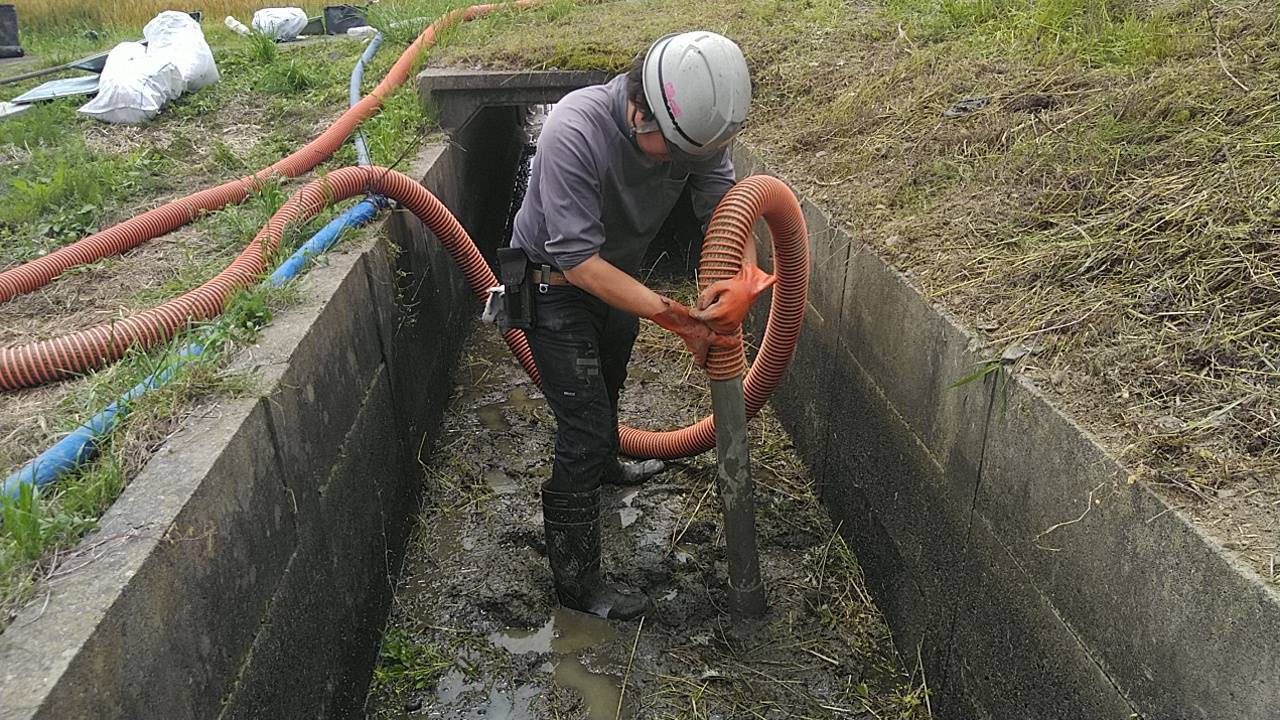 側溝清掃5＿株式会社ビルカ