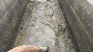 側溝清掃2＿株式会社ビルカン